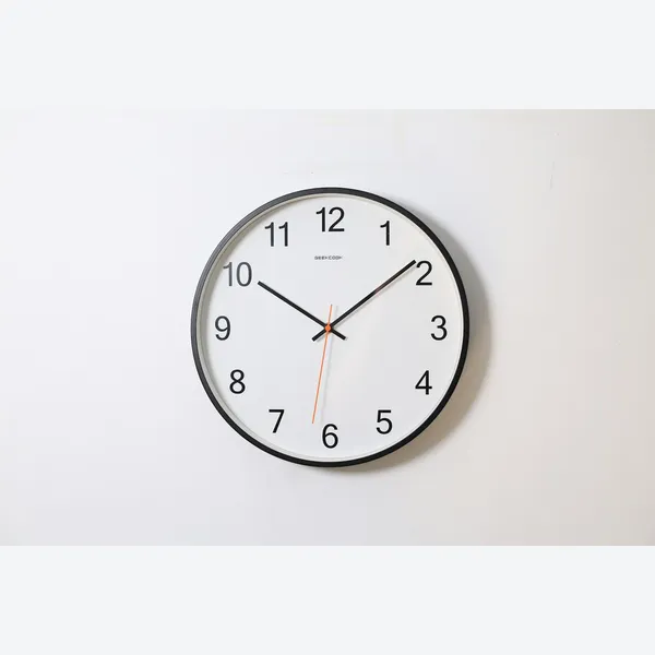 Minimalistische Wanduhr